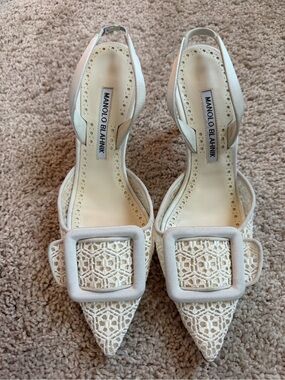 Manolo Blahnik Ivory Lace Pointed Toe Slingback Pumps with Buckle